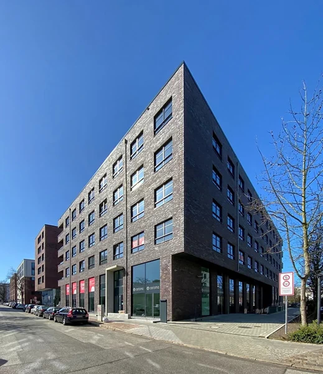 Bürogebäude aus dunklem Klinker an einer Straßenecke — der Standort von Heidemann & Elbe in der Stahltwiete in Hamburg